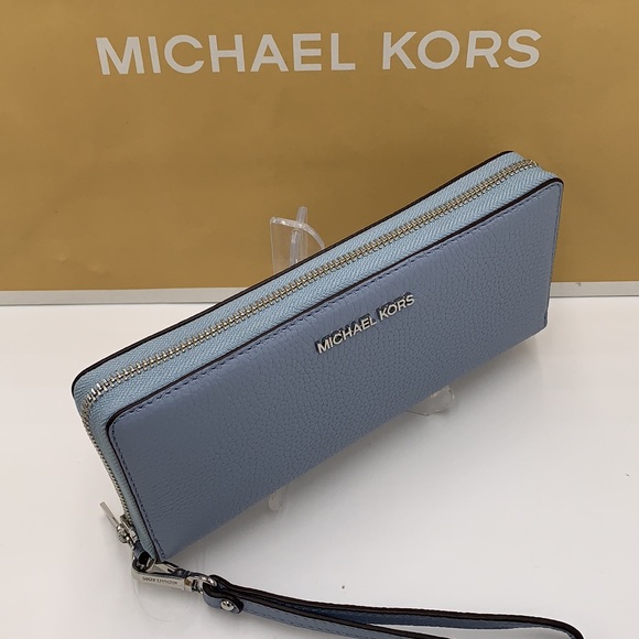MICHAEL KORS LARGE TRAVEL CONTINENTAL WRISTLET PALE BLUE COLOR - Picture 3 of 11